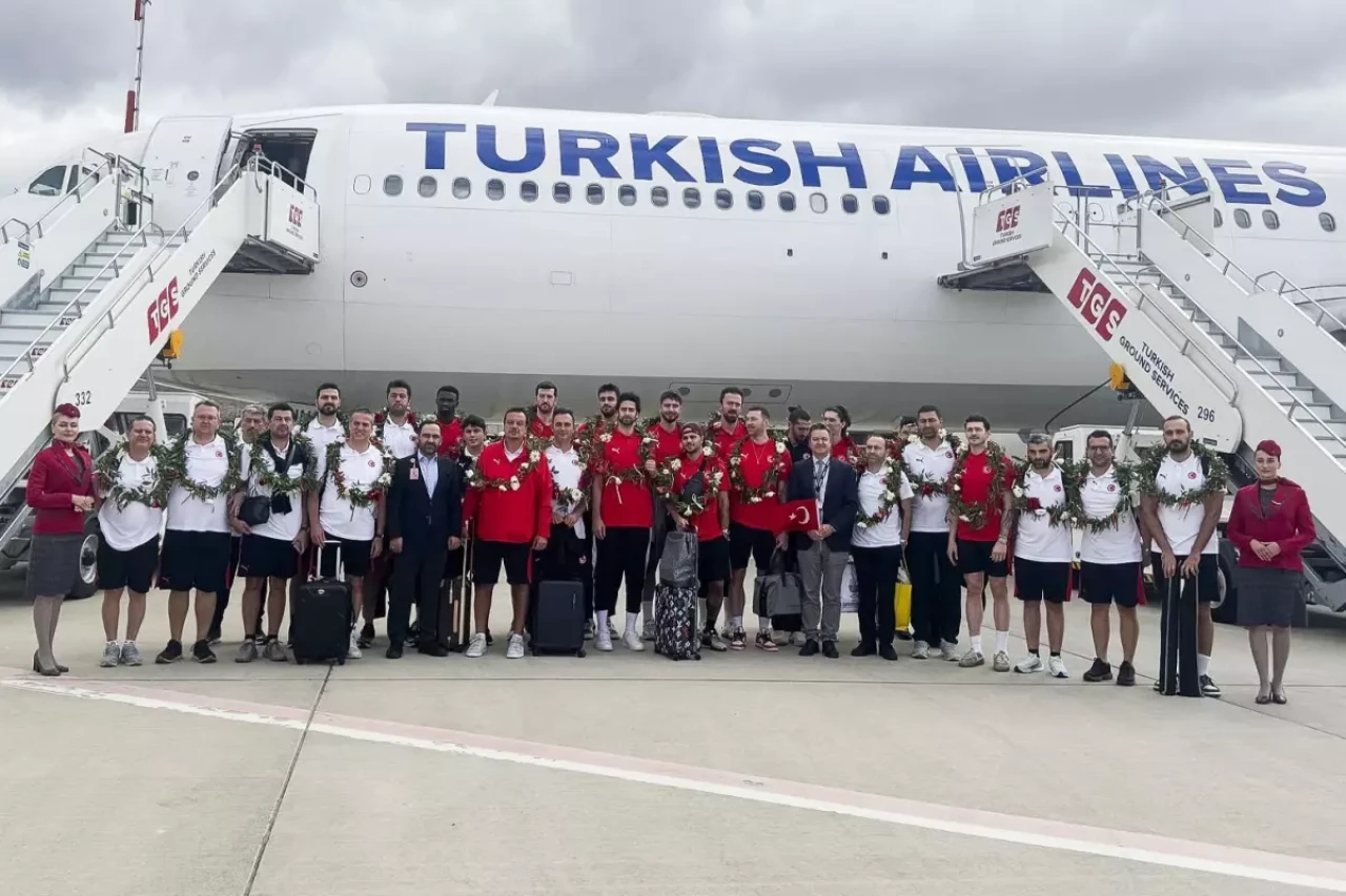 Avrupa İkincisi 12 Dev Adam yurda döndü