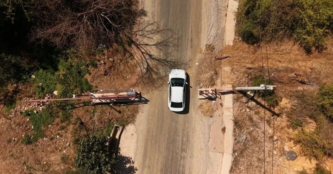 Orman yangınlarına karşı mahalle çıkışlarına sürgülü kapı taktırdı