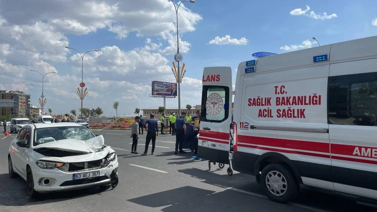 Direksiyon hakimiyetini kaybetti, durakta bekleyen anne ve çocuklarına çarptı: 1 kişi öldü, 2 kişi