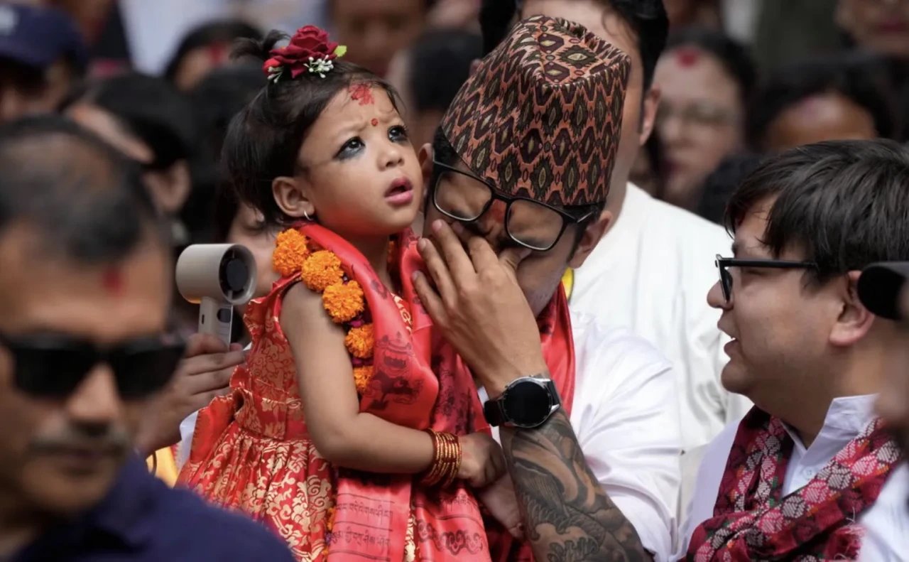 2 yaşındaki minik Aryatara Shakya yeni tanrıça seçildi