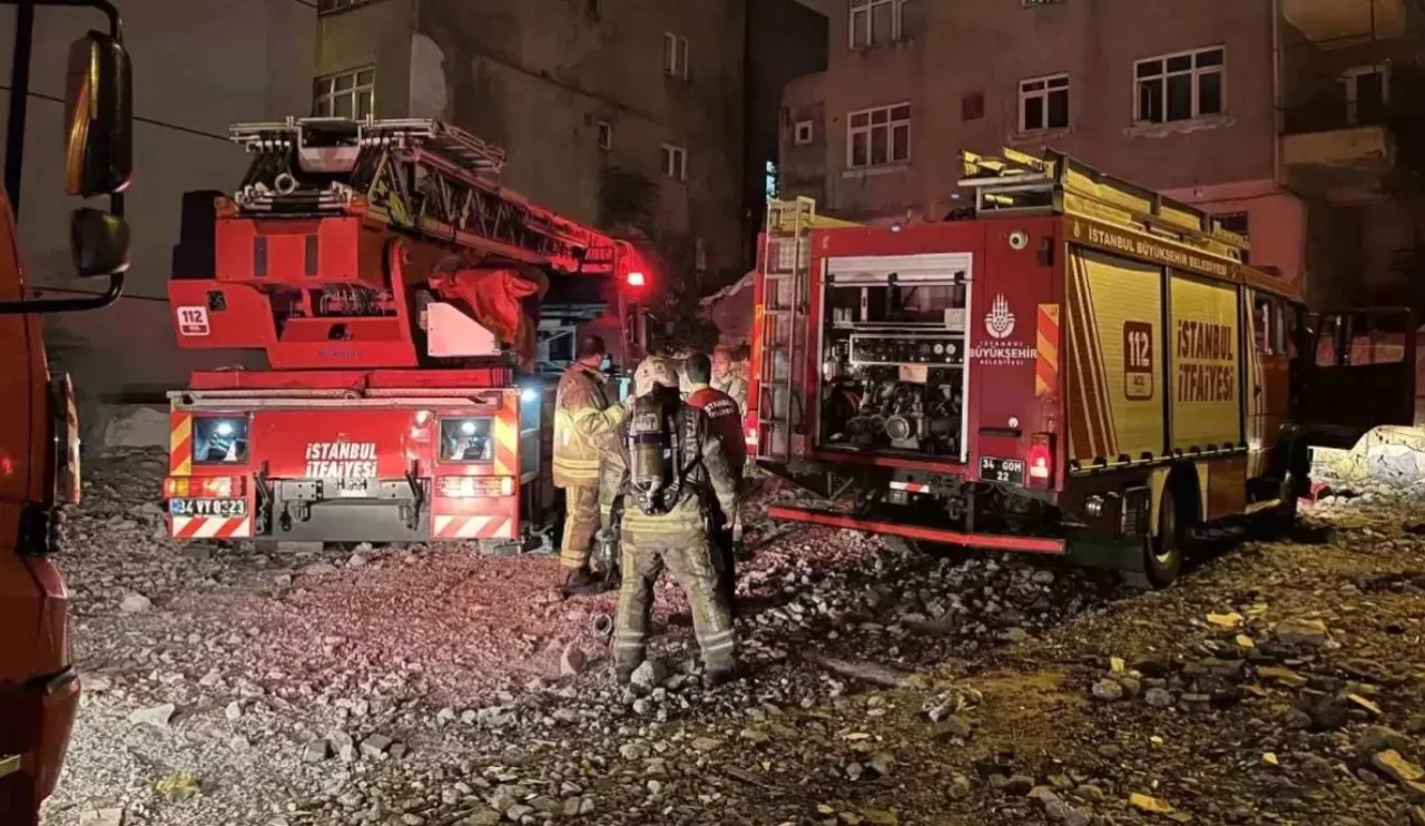 Küçükçekmece’de 6 katlı binanın çatısında yangın