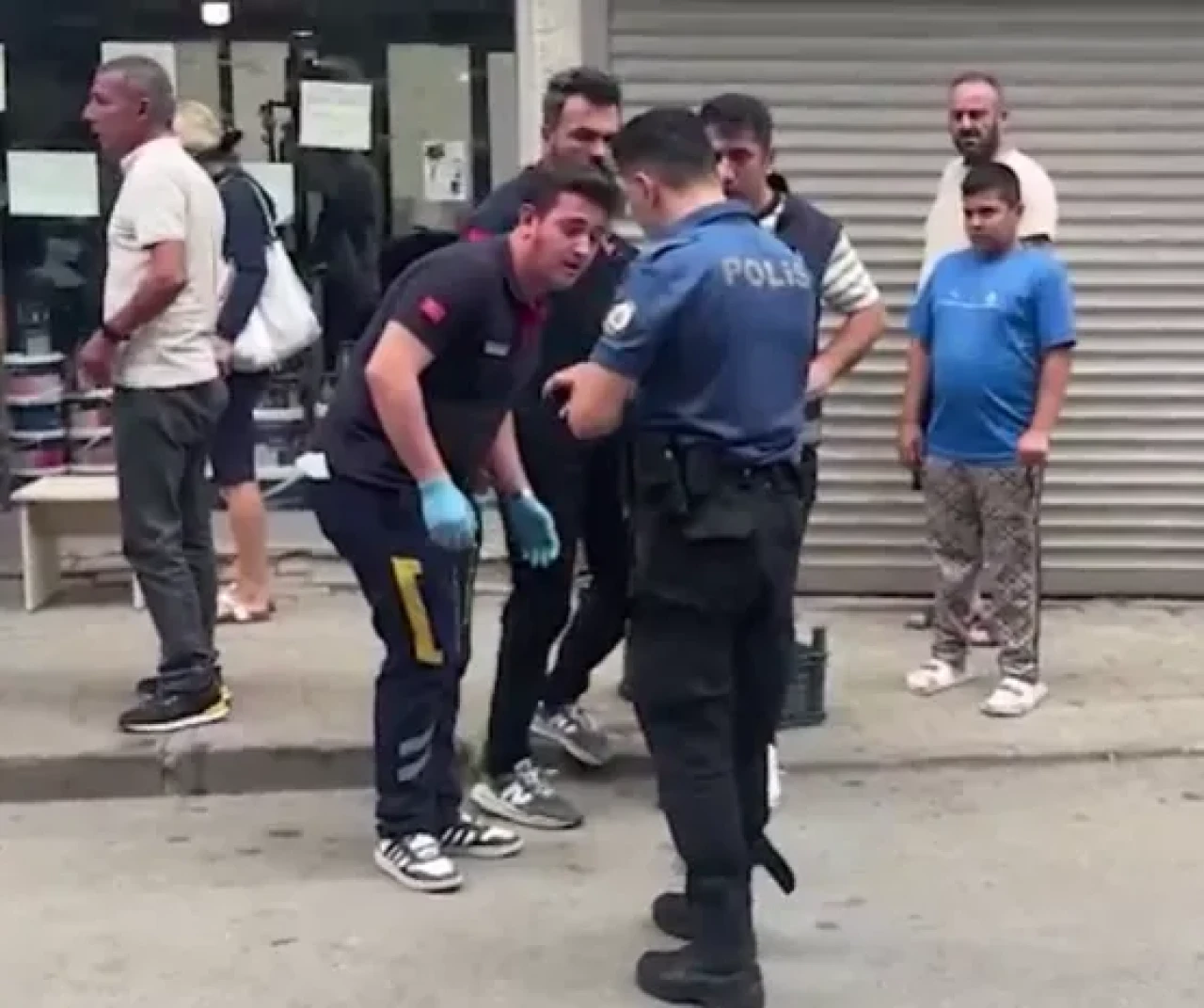 Aile içi şiddet ihbarına giden polisler pitbull cinsi köpek ve sahibi tarafından ısırıldı!