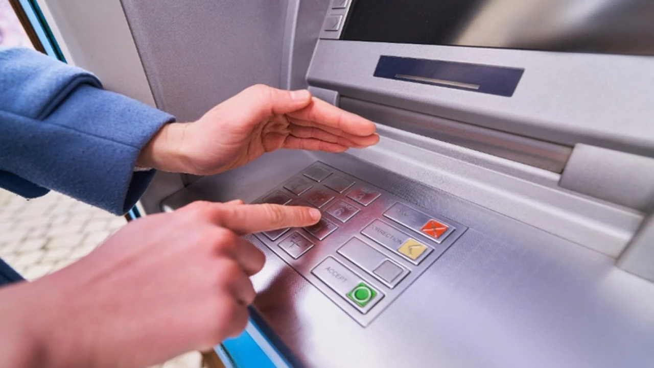 ATM'de o tuşa basmayı unutunca binlerce lirası başkasının eline geçti!