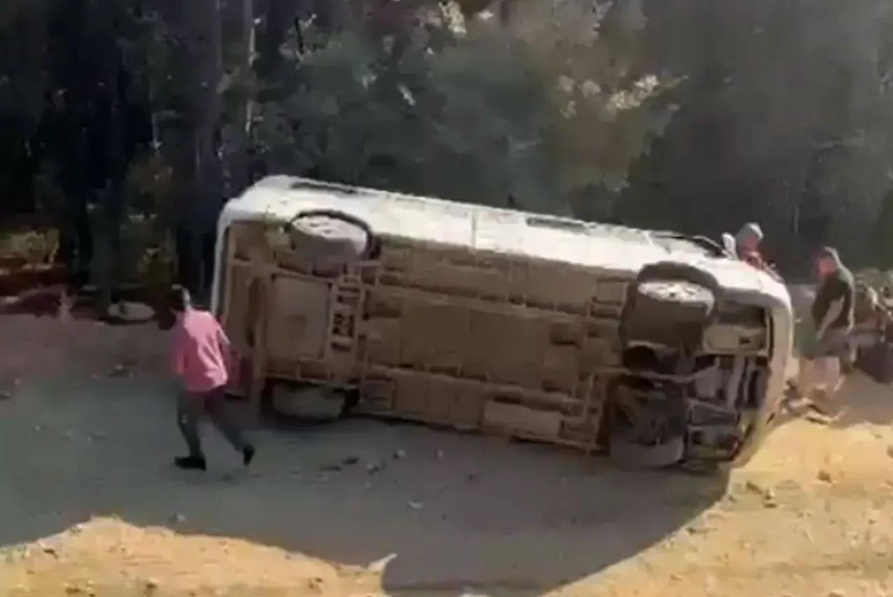 Edremit’te tur minibüsü devrildi: 13 kişi yaralandı