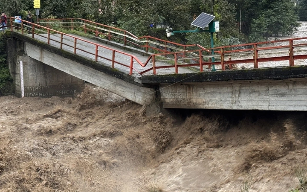 Rize'de sağanak alarmı! Köprü çöktü, Ayder Yaylası'nın yolu kapandı