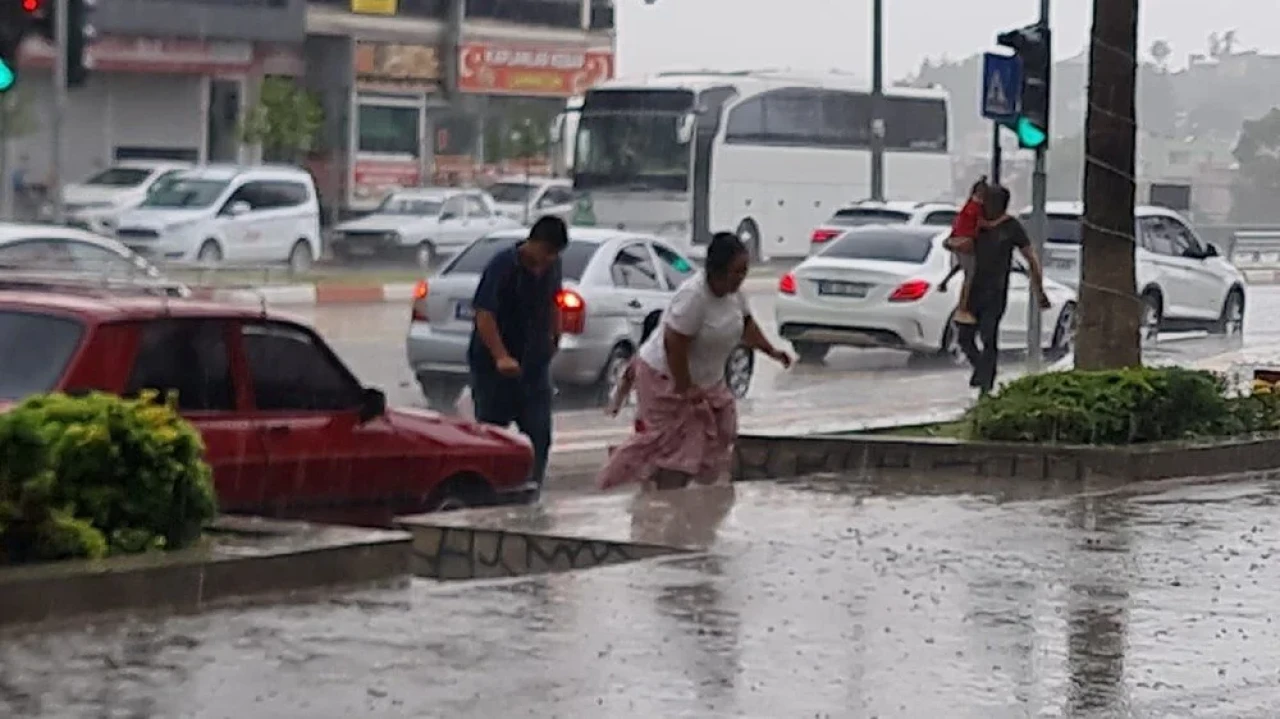 Adana ve Osmaniye'de şiddetli rüzgar: Okulun çatısı uçtu