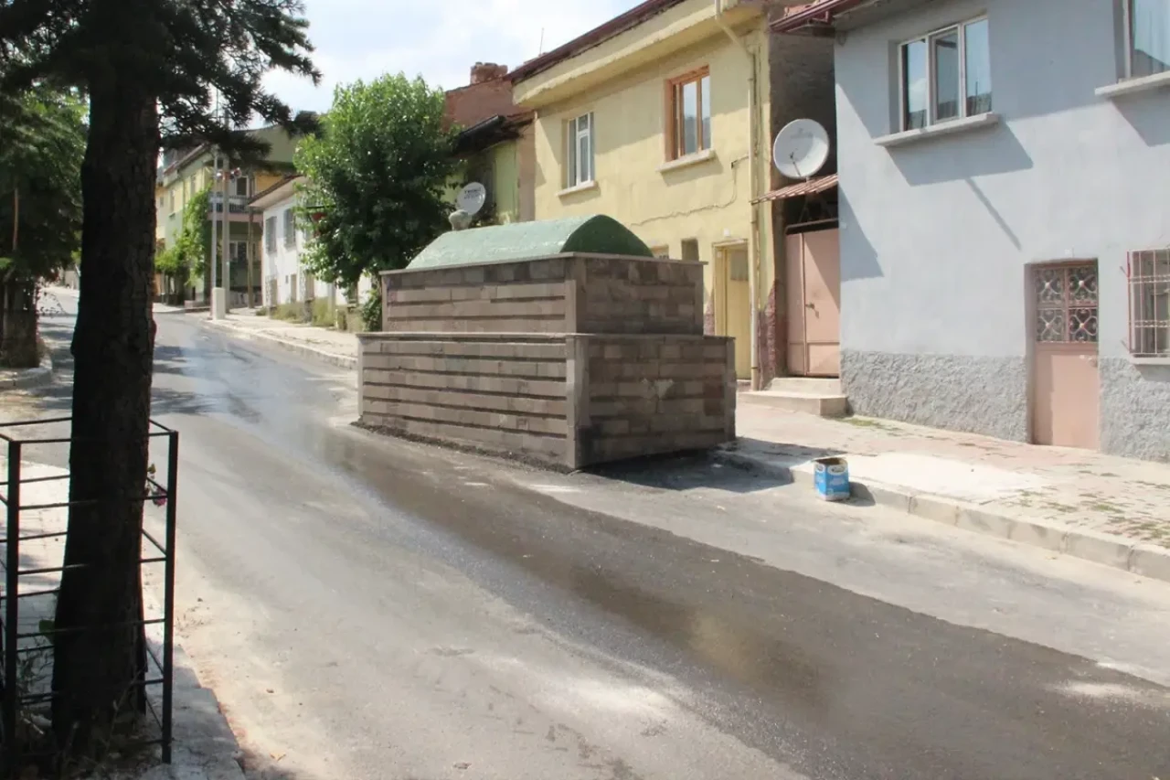 60 yılı aşkındır yol ortasında duruyor, kaldırmaya çalışan kepçe kırılıyor