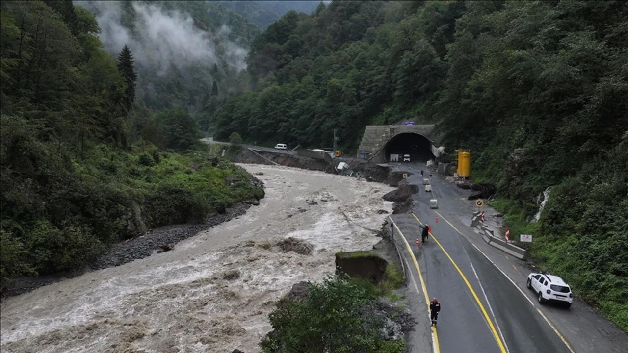 Rize’de sel felaketi: 17 kişi askeri helikopterlerle kurtarıldı