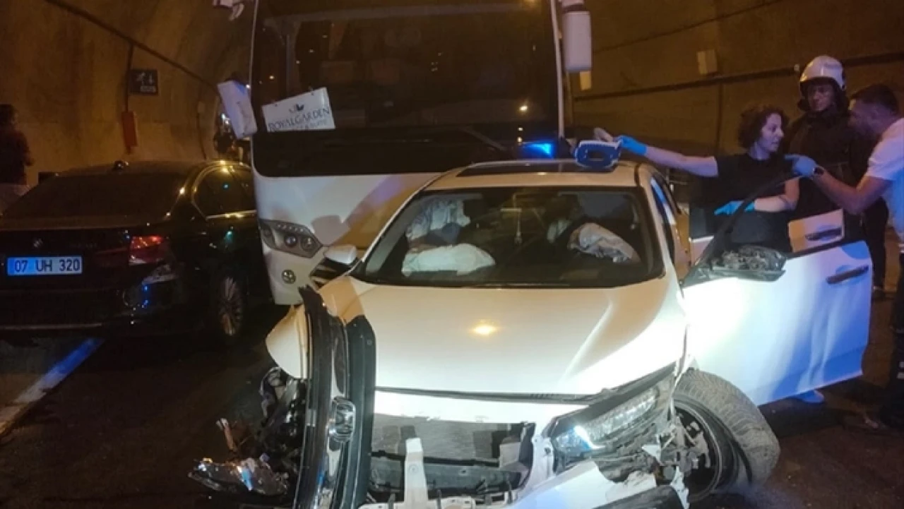 Antalya'da zincirleme trafik kazasında 10 kişi yaralandı