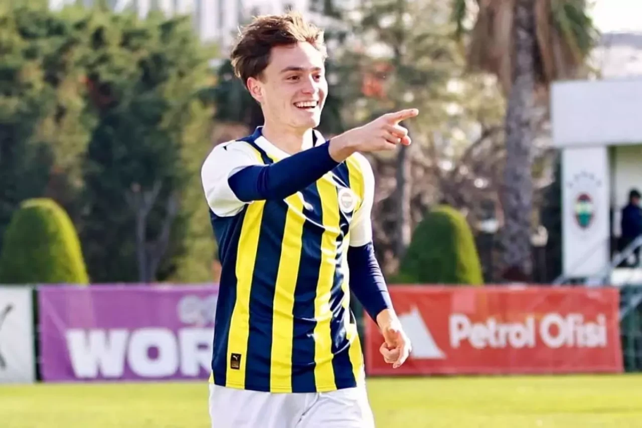 Fenerbahçe'de ayrılık! Emirhan Arkutcu 3 yıllık imzayı attı