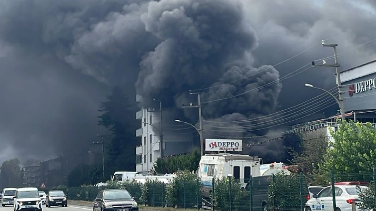 Alışveriş merkezinde yangın çıktı! Gökyüzünü kara dumanlar kapladı