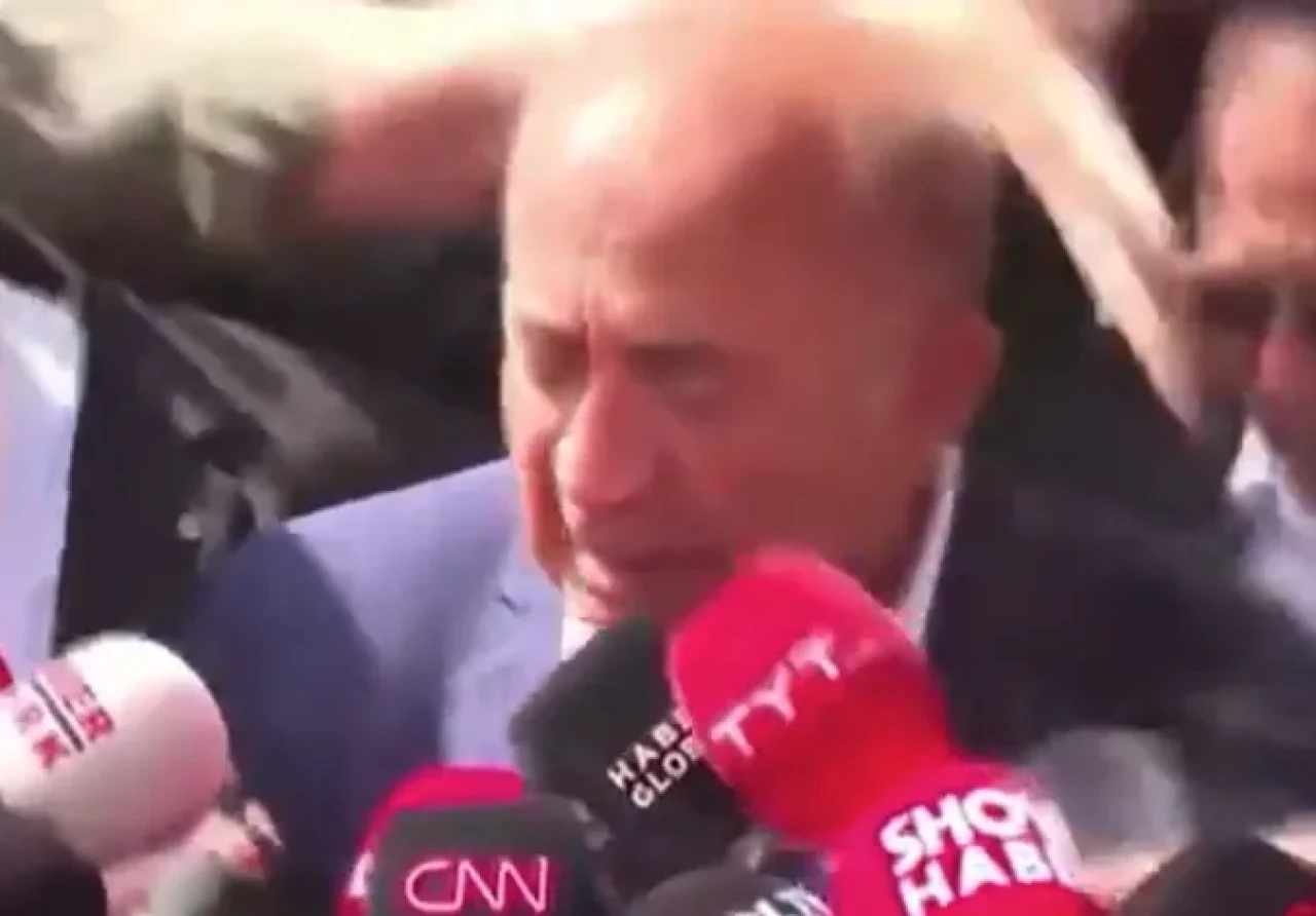 Gürsel Tekin'in başına su şişesi attılar CHP İstanbul İl'in önündeki olay görüntü!