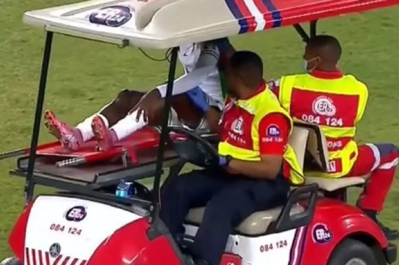 Beşiktaşlı Ndidi'den kötü haber: Sahayı sedyeyle terk etti