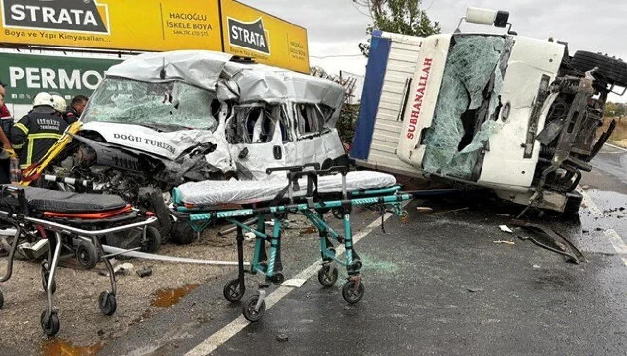 Tekirdağ’da işçi servisi ile kamyon çarpıştı: 3 ölü, 9 yaralı