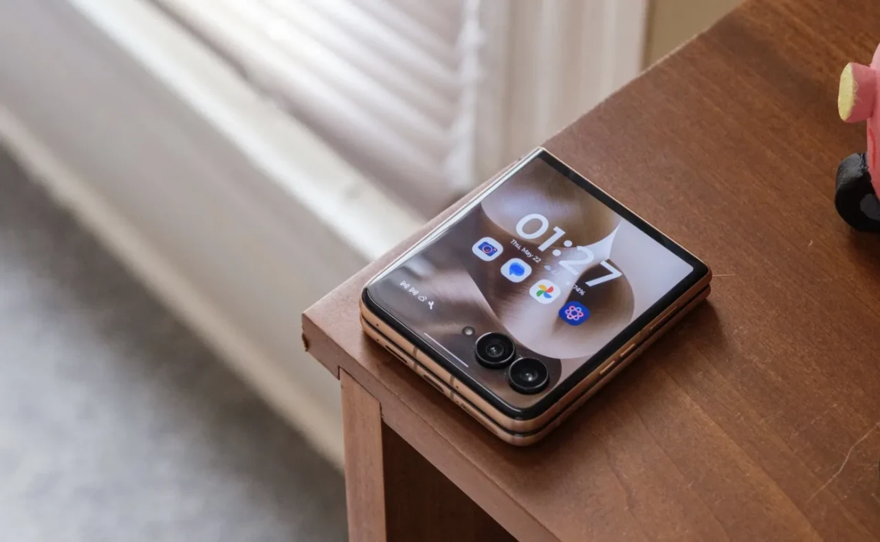 Motorola'nın Razr Ultra katlanabilir telefonu rekor düşük fiyatla geri döndü