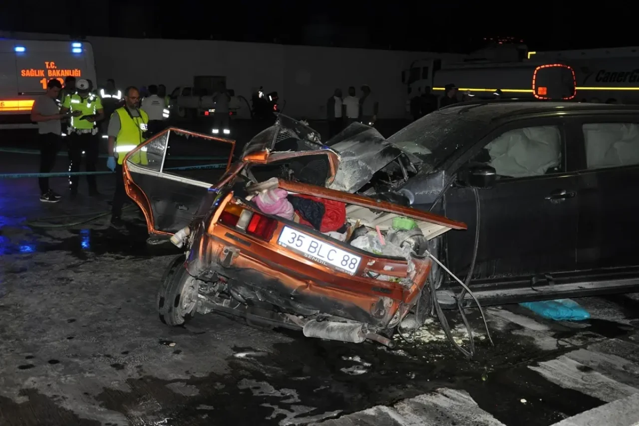 Manisa'da otomobil ile kamyon çarpıştı: 5 ölü, 6 yaralı