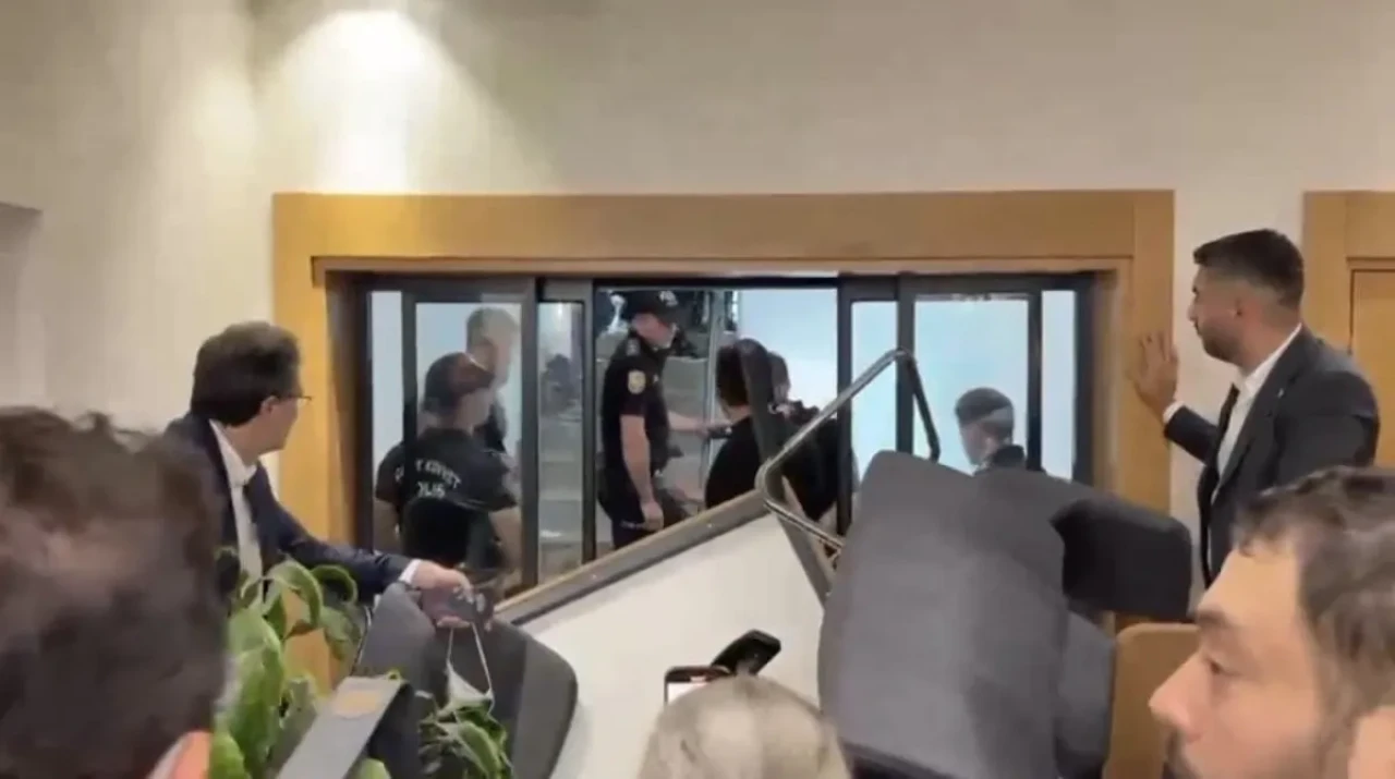 CHP'de  kayyum krizi: Makam katında barikat!