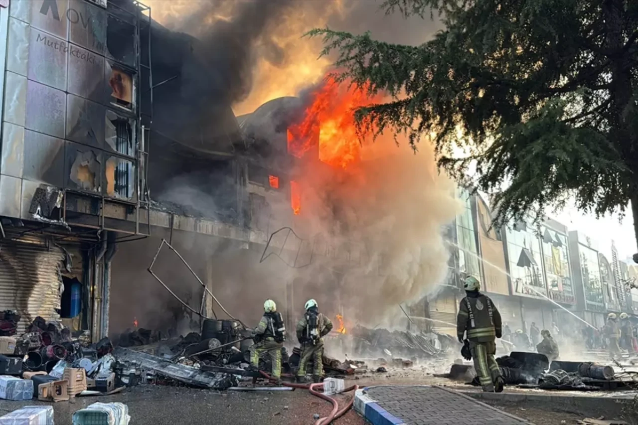 İstanbul'un göbeğinde büyük yangın! İş yerleri alevlere teslim oldu