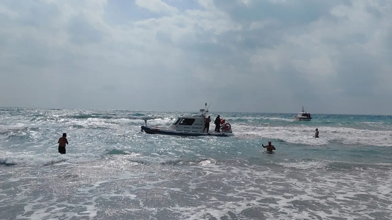 Hatay'da kahreden ölüm: Denize giren 2 kardeşten biri boğuldu