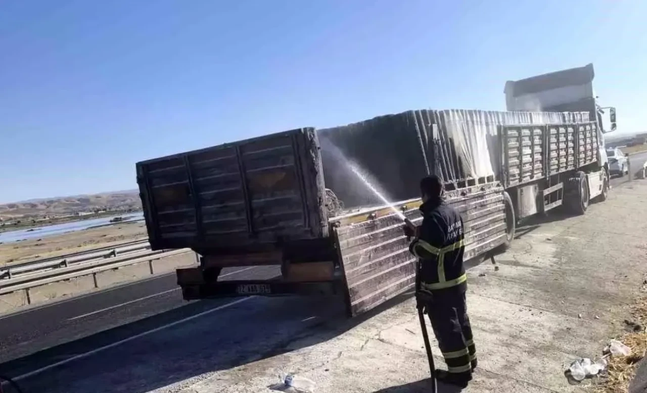 Batman’da seyir halindeki tırın dorsesinde yangın paniği