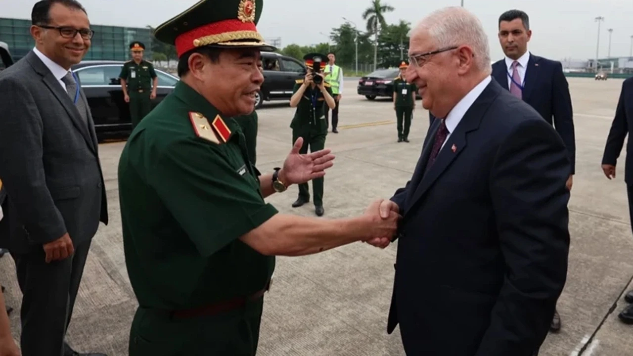 Milli Savunma Bakanı Yaşar Güler, Vietnam’da!