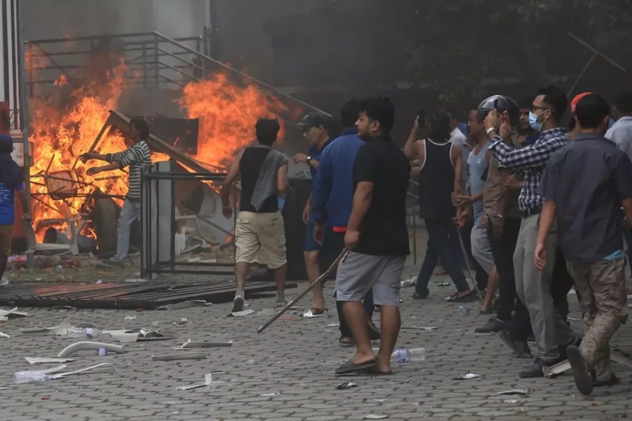 Ülkede  şiddet dinmiyor!  Eski başbakanın eşi yanarak öldü!