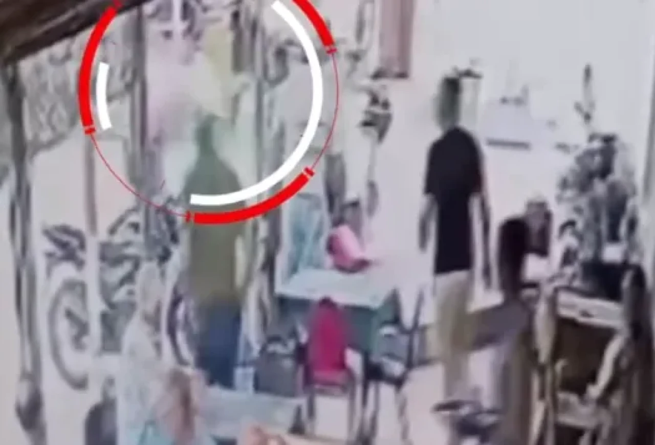 5 yaşındaki engelli oğlunu döven adama, anneden kahvede meydan dayağı