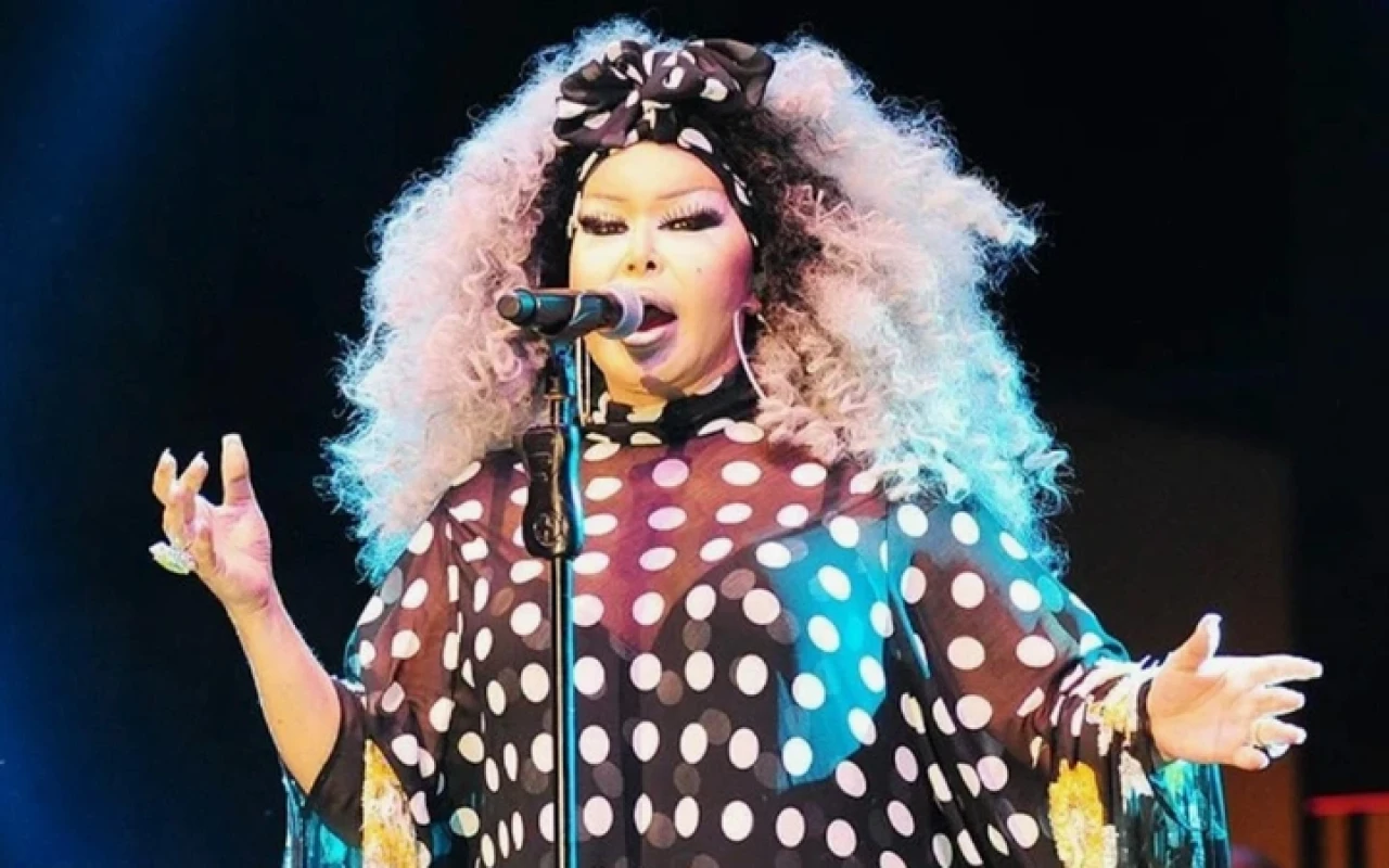 Bülent Ersoy yakışıklı gençlere seslendi! Sahnede söylediği o sözlerle herkesi şaşkına çevirdi