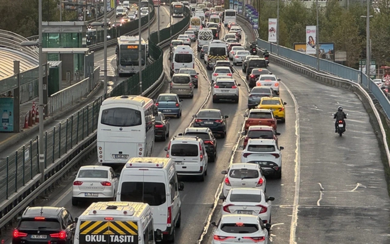 Okullar açıldı! İstanbul'da trafik adım adım ilerliyor, yollara bakın