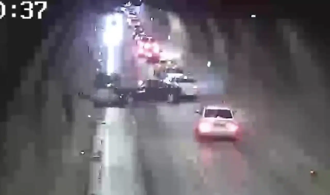 Tünelde otomobiller kafa kafaya çarpıştı: 1 yaralı