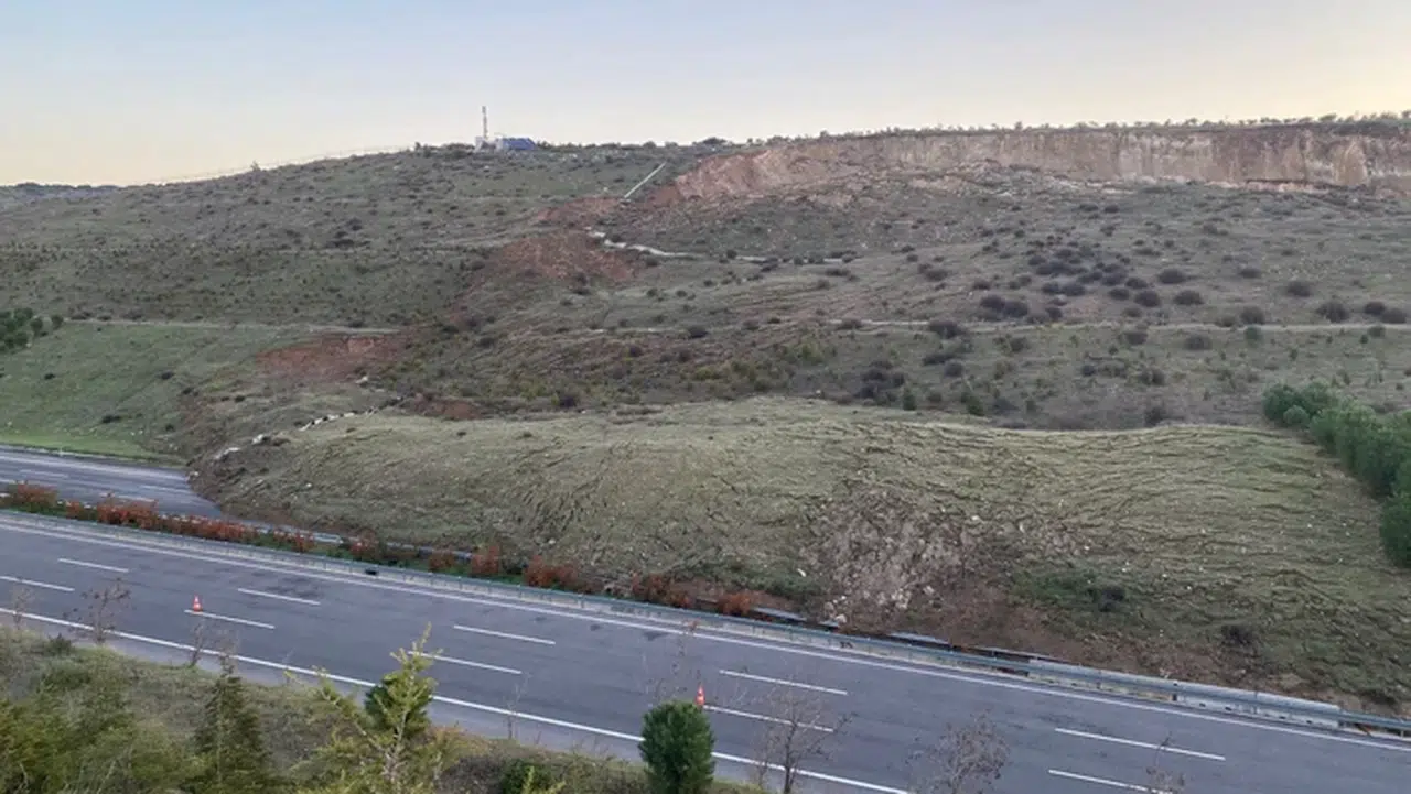 Toprak kayması nedeniyle ulaşıma kapatılan İstanbul-İzmir Otoyolu yeniden açıldı