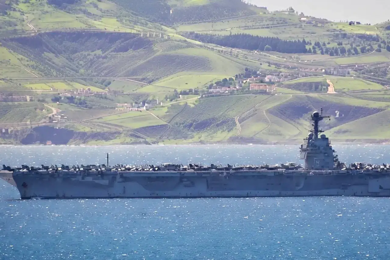 Savaş an meselesi!Savaş gemisi kritik bölgeye girdi, iki ordu yüksek alarma geçti