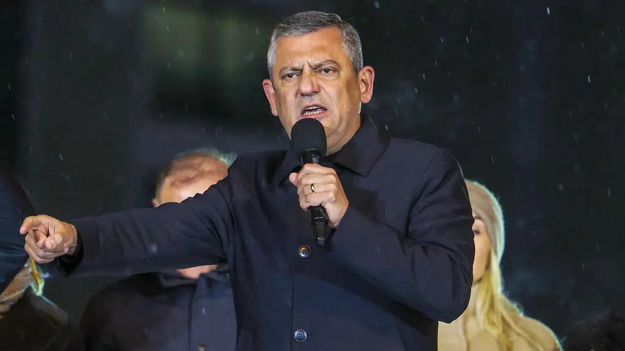 Özgür Özel'den mahkeme salonu iddiası: O gök kubbeyi tepenize yıkacağız