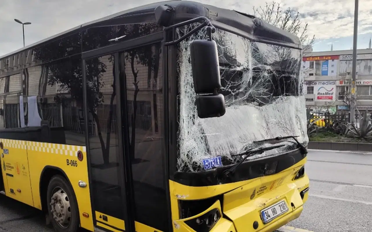 Fatih'te korku dolu anlar! Durağa yanaşan 3 İETT otobüsü kaza yaptı