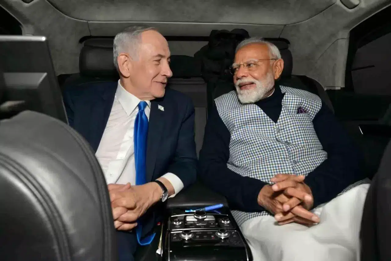 Netanyahu, Hindistan Başbakanı Modi’yi Hint kıyafetiyle karşıladı