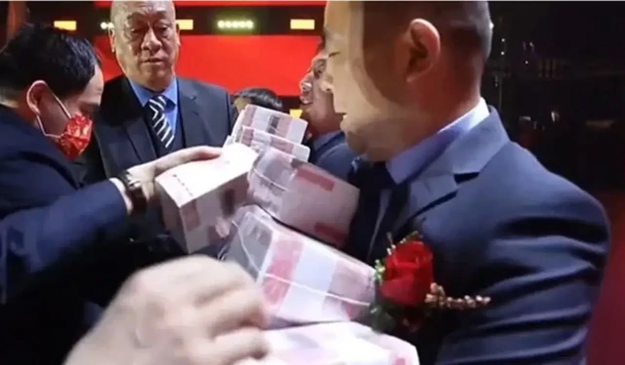 Çinli patrondan dikkat çeken prim dağıtımı: 26 milyon dolar para masalara dağıtıldı