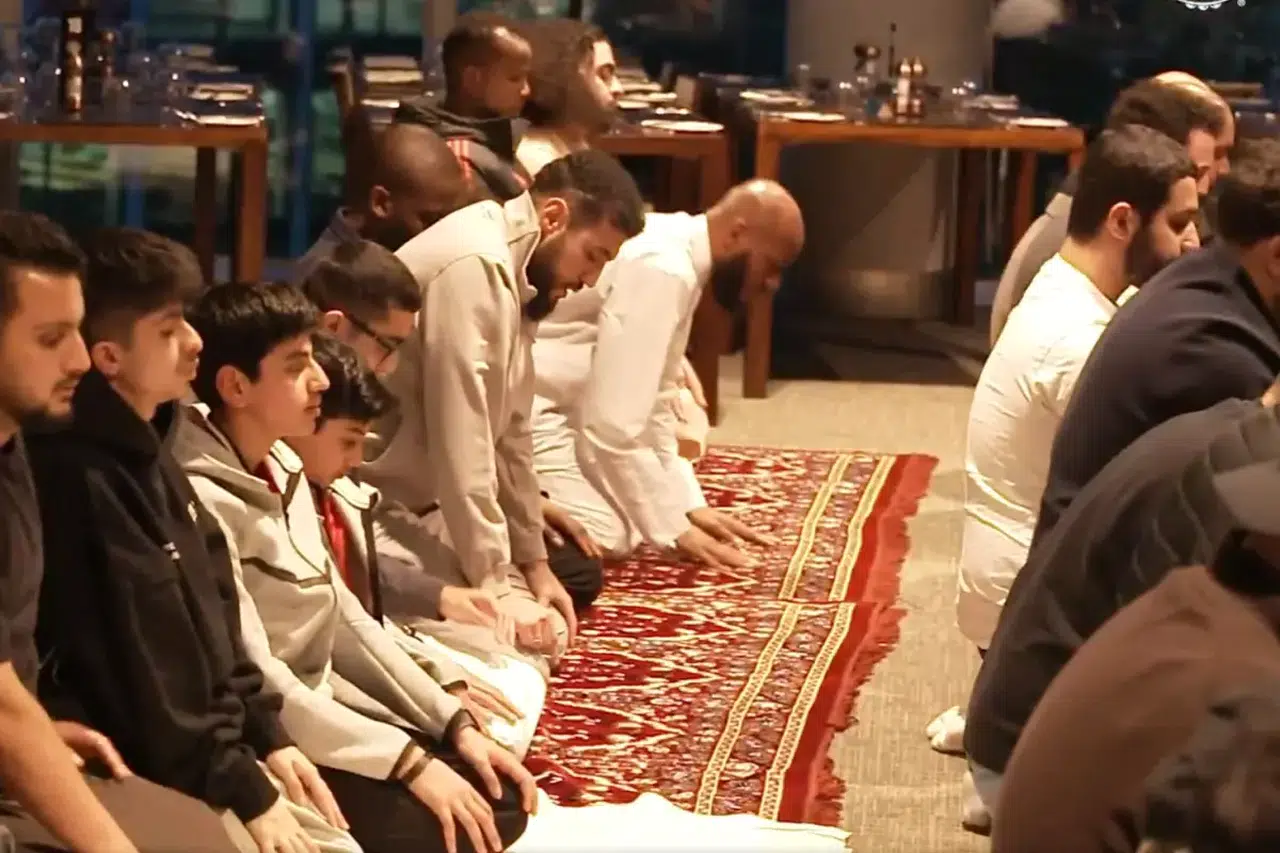 Manchester United iftar yemeği düzenledi