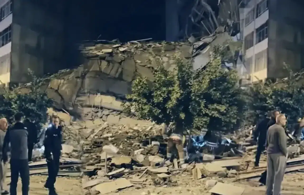 İskenderun’da kontrollü yıkım sırasında bina çöktü: Yan masada hasar oluştu