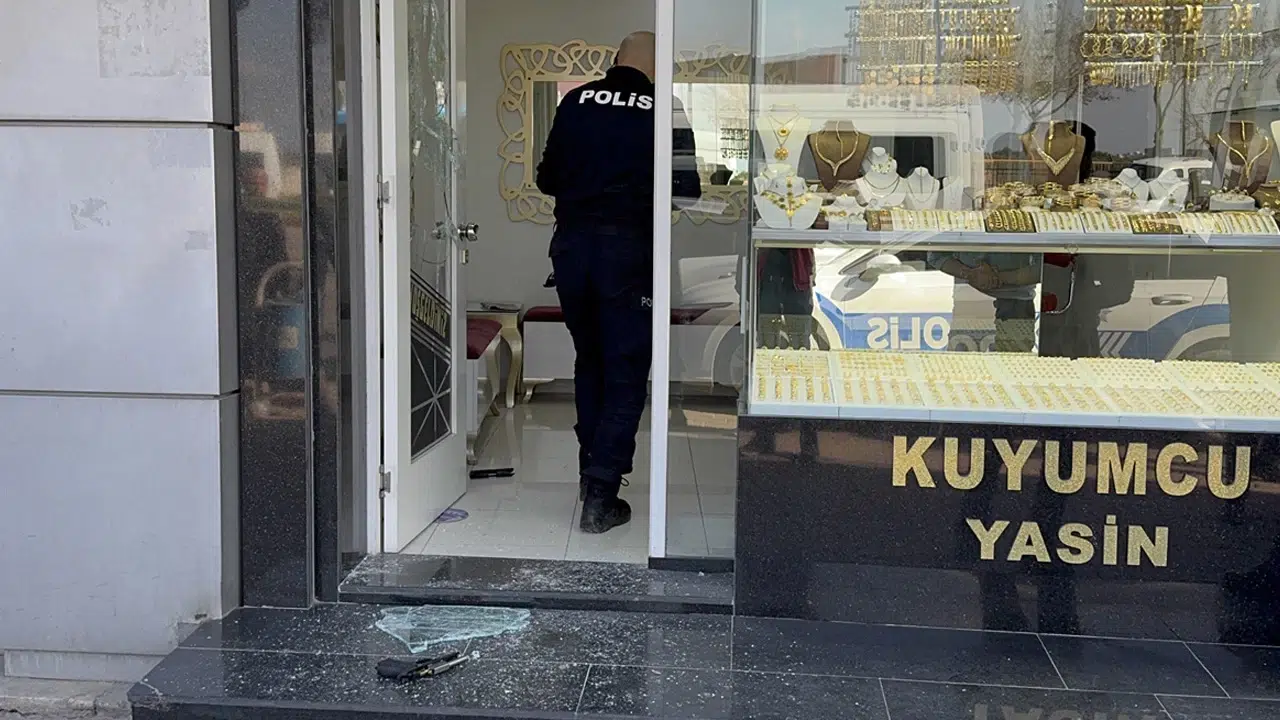 Kuyumcuyu tehdit eden şüpheli kapıyı kırıp kaçtı: 4 altın bilezik çalındı
