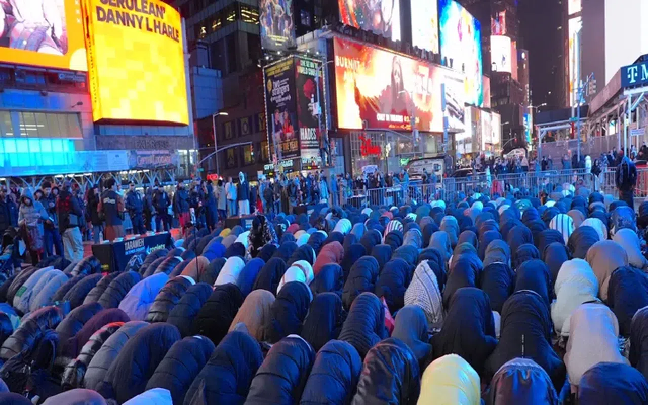 New York Times Meydanı’nda yüzlerce kişinin katılımıyla iftar programı düzenlendi