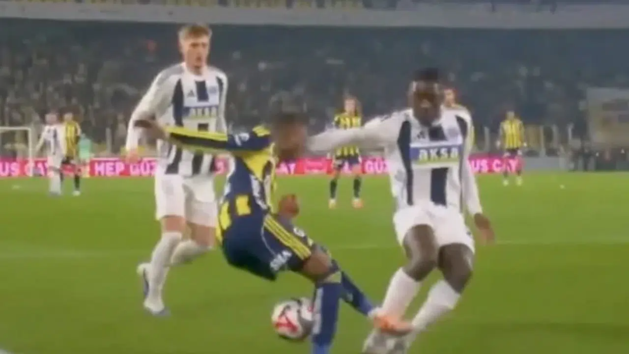 Fenerbahçe-Kasımpaşa maçının tartışmalı pozisyonları Trio'da konuşuldu: Penaltı verilmeliydi