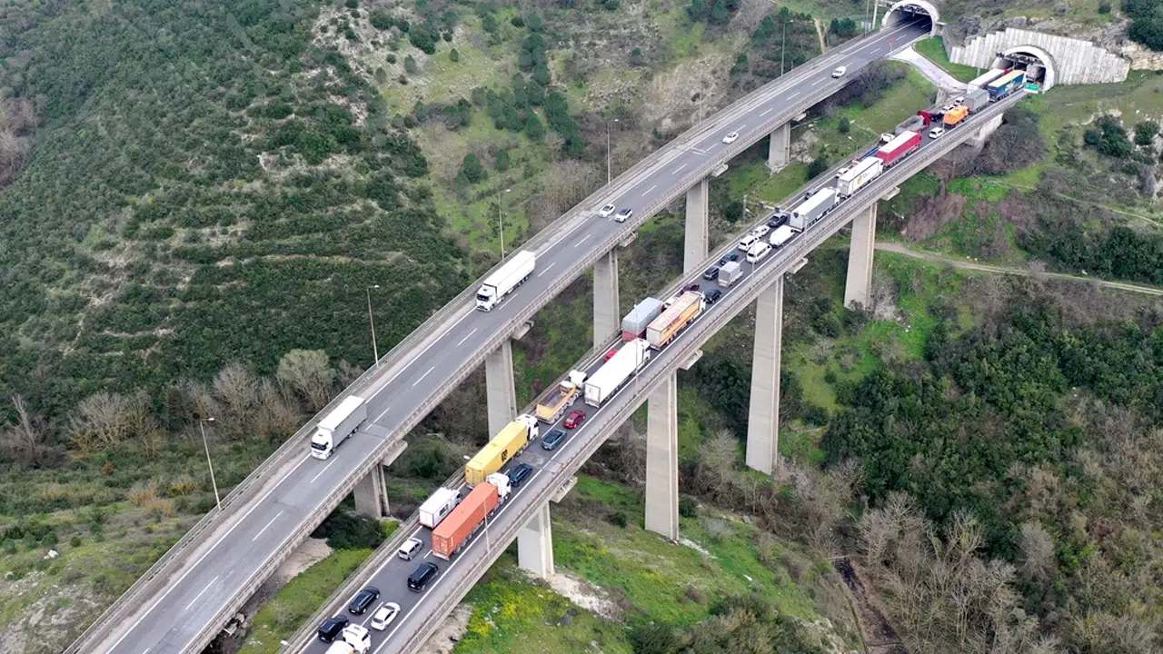 Kocaeli'de zincirleme kaza: Trafik durdu