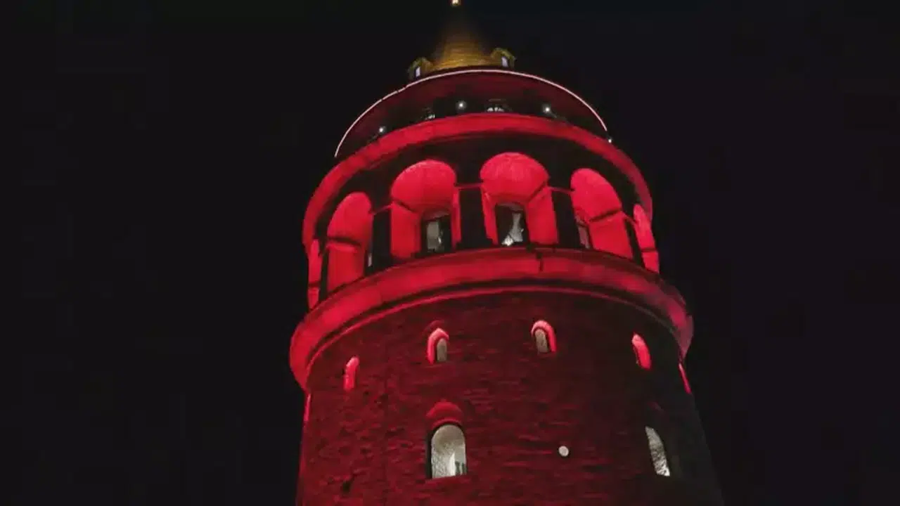 Galata kulesi Multipl miyelom farkındalığı için kırmızıya büründü