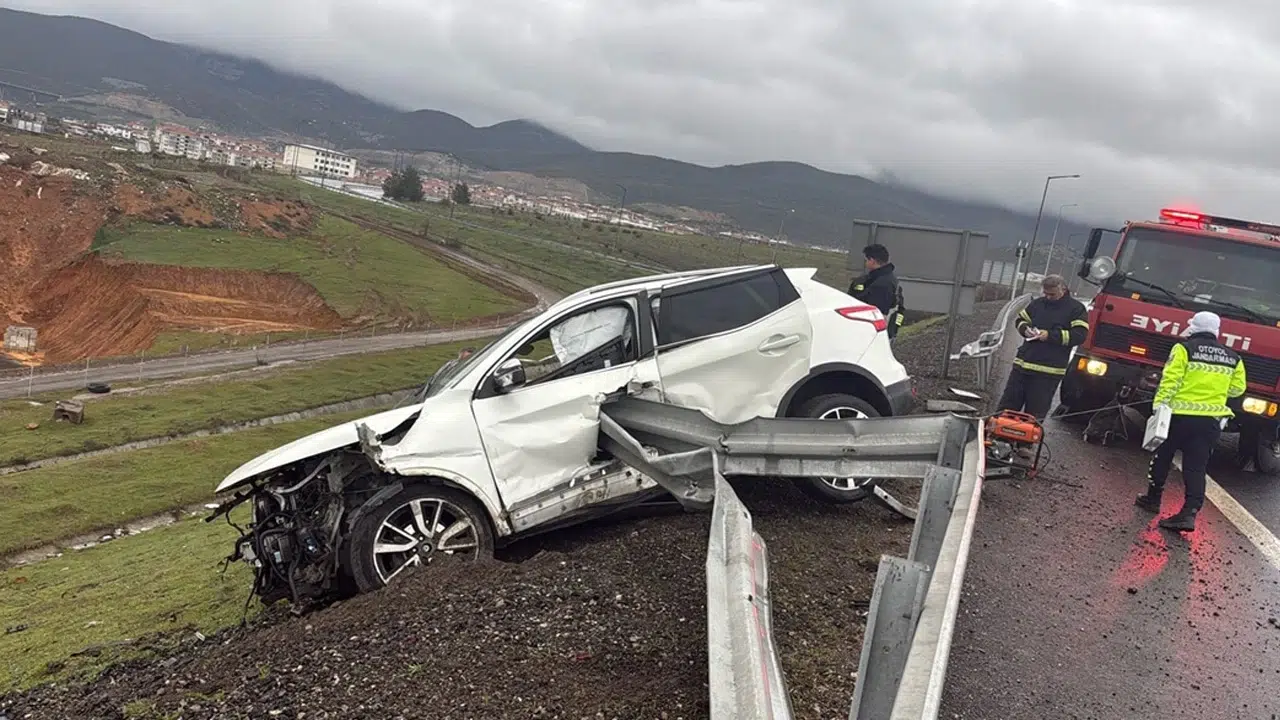 Gaziantep'te bariyerlere çarpan otomobil can aldı: 1 ölü, 2 yaralı