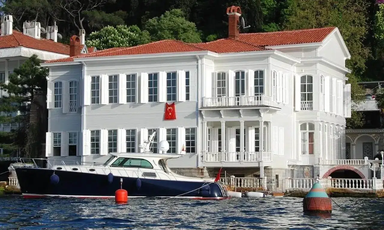 Abud Efendi Yalısı satışa çıktı! Boğaz efsanesinin sahibi kim?