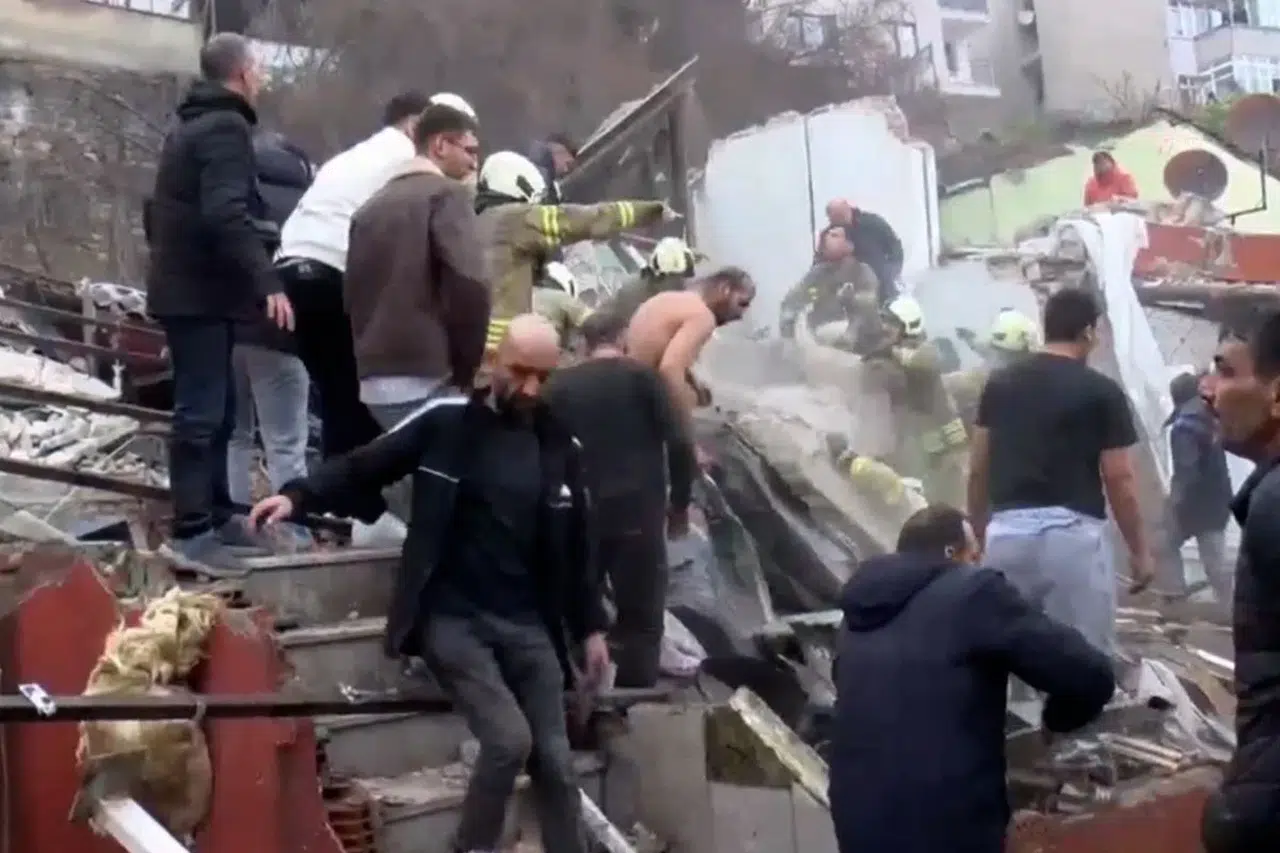 İstanbul Fatih'te bina çöktü! Enkaz altında kalanlar var