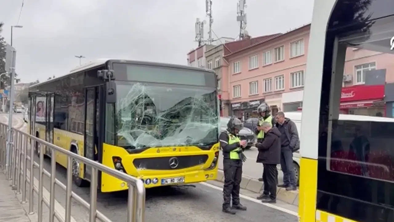 Üsküdar'da İETT otobüsü durakta bulunan İETT otobüsüne arkadan çarptı