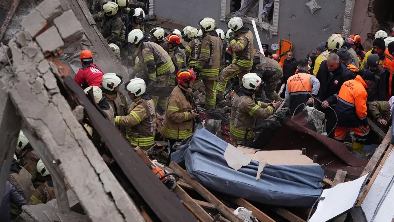 Fatih’te iki bina çöktü: Kurtarma çalışmaları sürüyor
