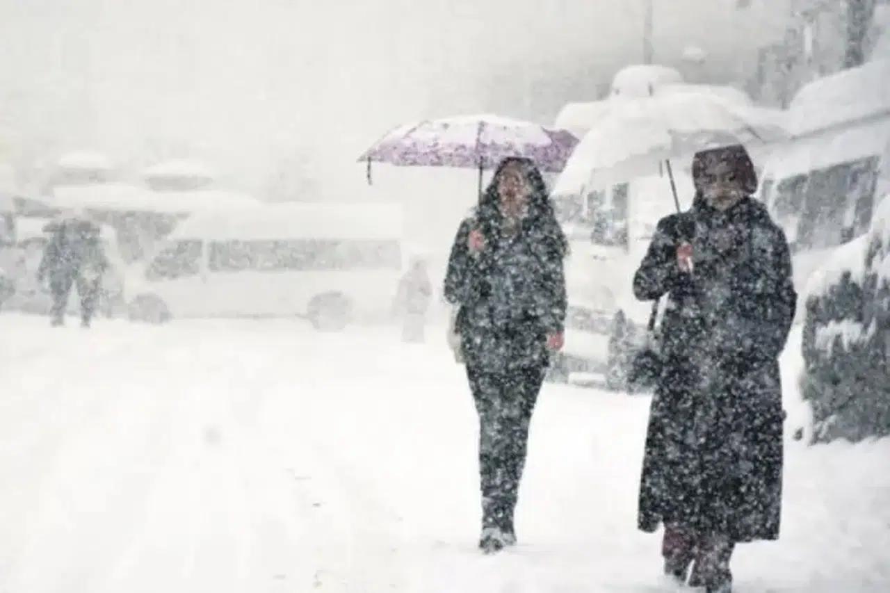 Hakkari'de kar yağışı hayatı felç etti! 1 Nisan'da yarın okullar tatil mi?