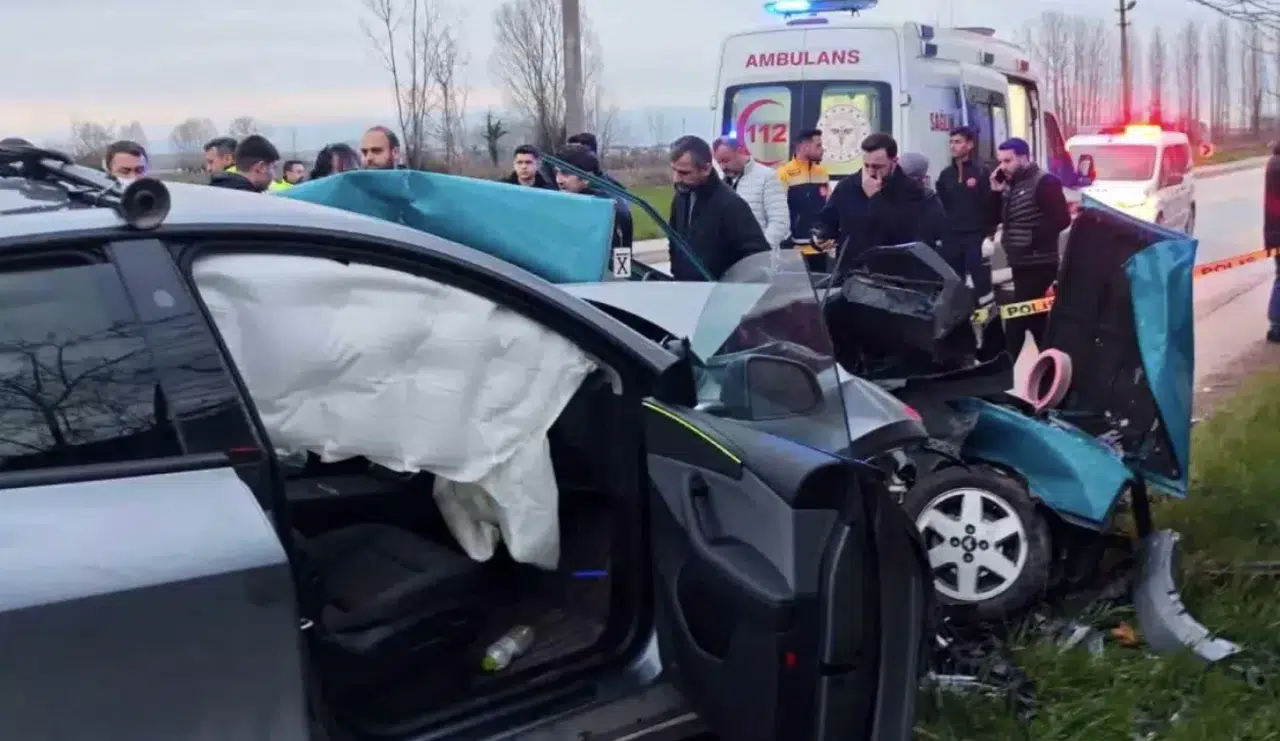 Sakarya’da iki araç kafa kafaya çarpıştı: 1 ölü, 1 yaralı